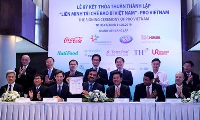 Suntory tham gia với kình địch Coca Cola hối thúc Việt Nam tái chế rác thải nhựa.